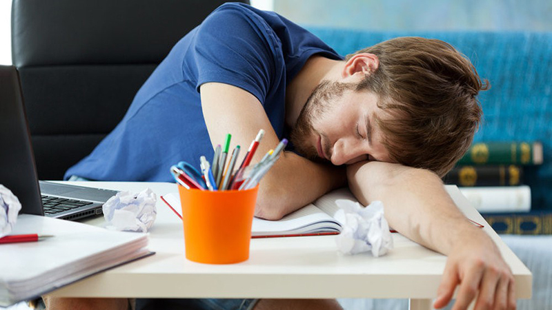 ngủ gục trên bàn làm việc