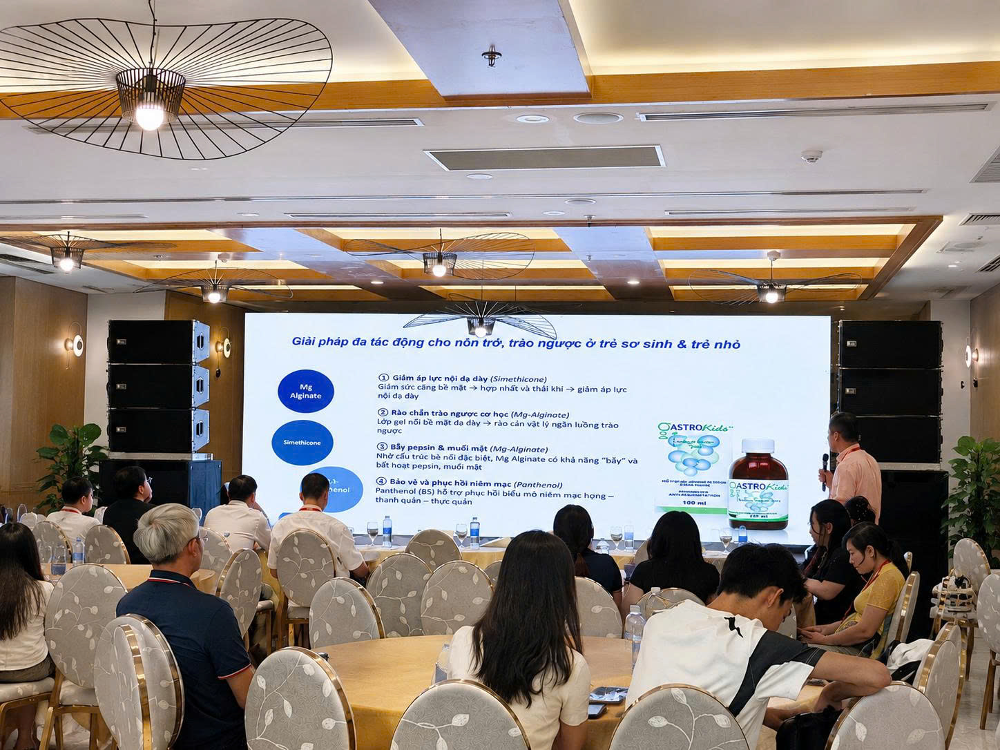 TS.BSCKII Nguyễn Quang Hùng trình bày về giải pháp hỗ trợ chống nôn trớ, trào ngược ở trẻ nhỏ.